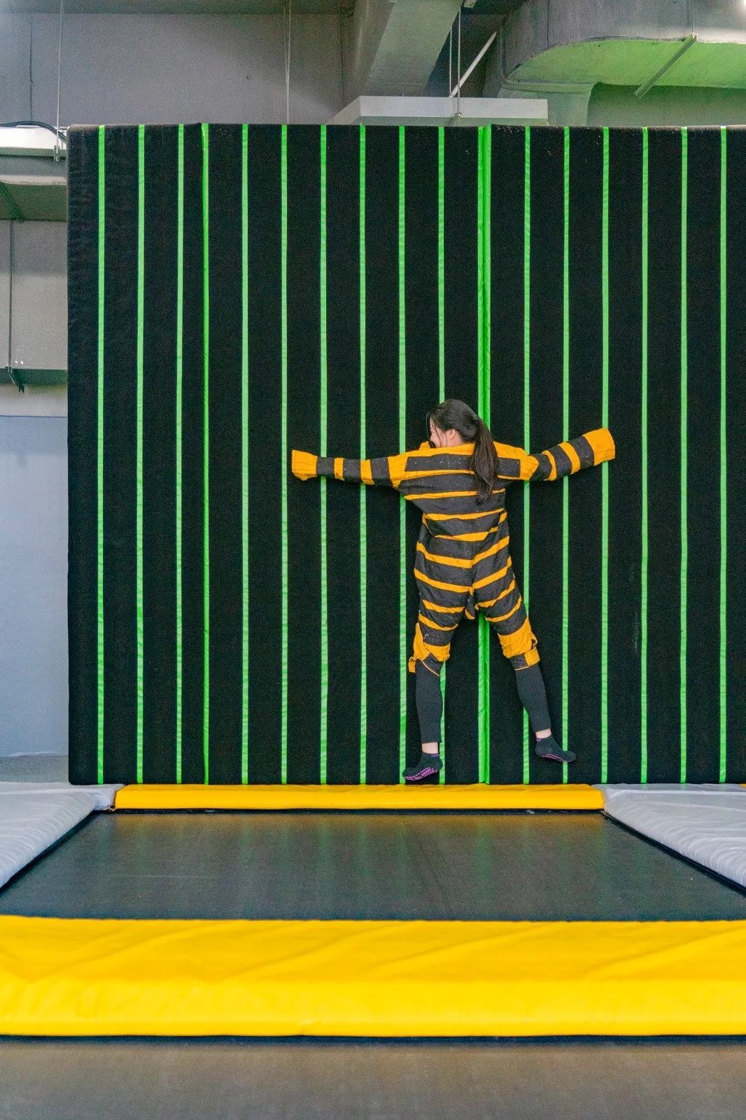 凭着这条90魔鬼滑梯龙岗在抖音上火了一把