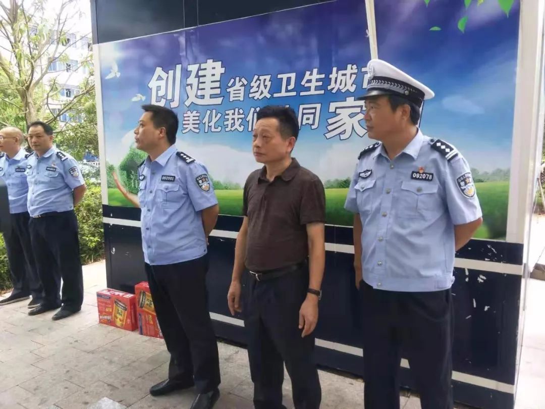 樟树市领导陈海荣李国平慰问高温一线执勤交警