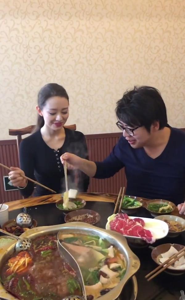 郎朗高调秀恩爱带妻子吃火锅全程给夹菜吉娜深情望老公超甜