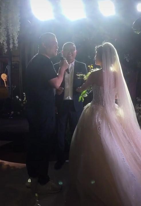 岳云鹏回老家参加五姐婚礼代父牵姐姐手走红毯祝福好笑又感人