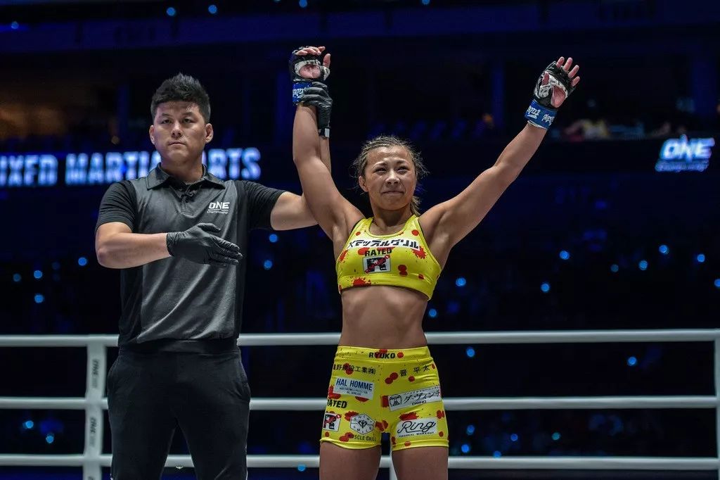 综合格斗雏量级:穆罕默德·艾曼三回合一致判定胜桑诺首场综合格斗雏