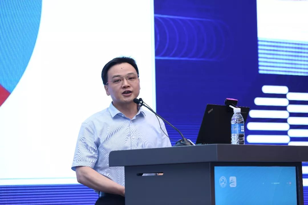 海军军医大学长征医院神经内科庄建华教授在报告中主要讲解上半规管裂