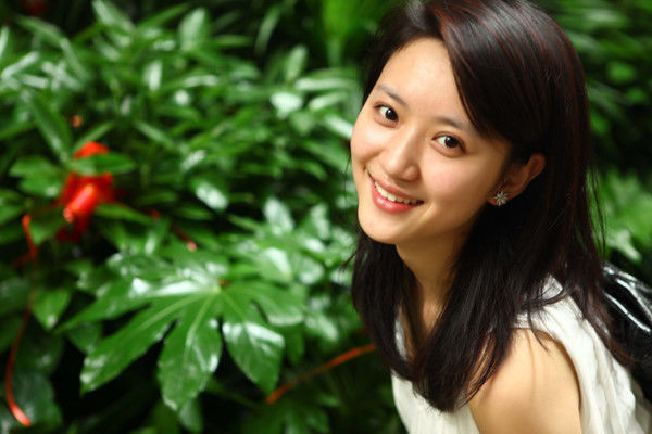 她是央视优雅的90后女主持,生活中像个假小子,兴趣爱好是打拳