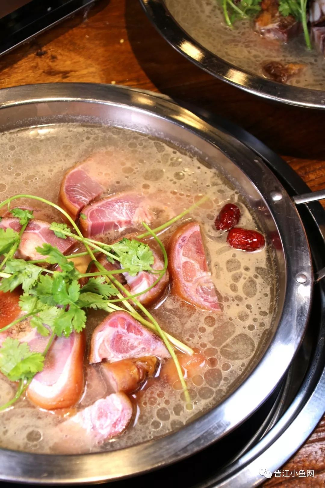 每一份腊猪脚都是现炖的,风干好的上好土猪猪蹄加高汤慢炖,揭盖的一