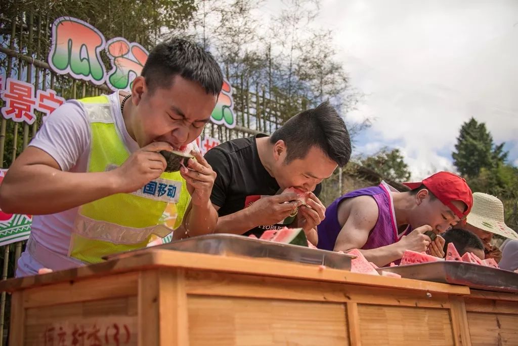 一个西瓜卖到1800元今天景宁这里聚集了好多吃瓜群众