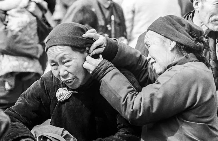 这两位乡村大妈看开了,戴上耳坠,不美白不美,山东冠县,1983 【摄影】