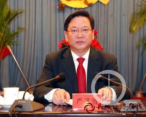 严洪波利用担任通辽市经济贸易委员会副主任,通辽市科尔沁区政府区长