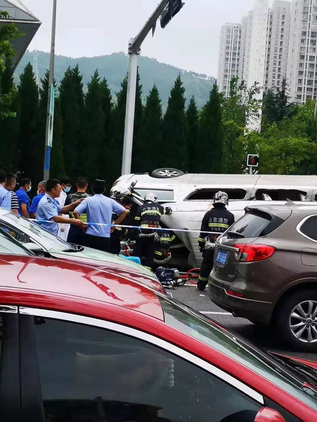 突發青島同安路發生車禍多人受傷其中一女孩傷勢嚴重有市民爬上車窗