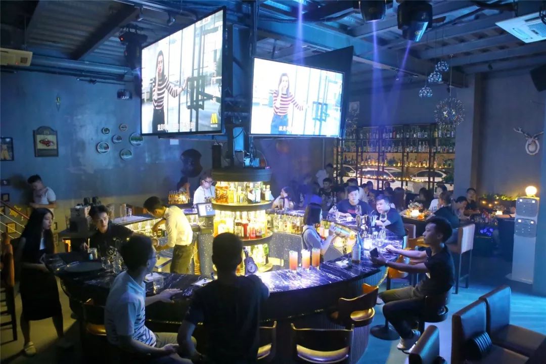 引无数女神打卡四会这家隐藏式小资酒吧登场交友解愁两不误