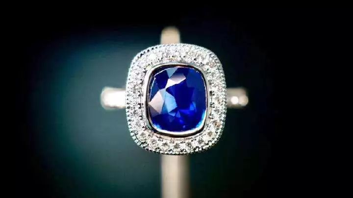 弧面蓝宝石项链成交价:430万港币