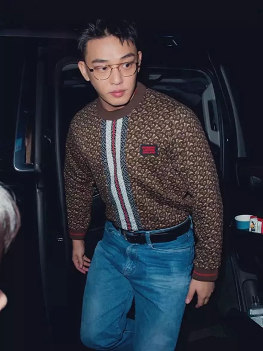 寸头的刘亚仁拍硬照还是一样的帅气摆脱了以前的稚嫩感这样的刘亚仁你