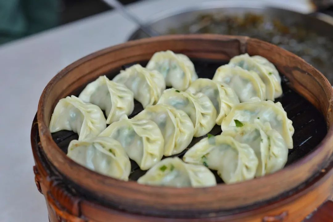 刚出笼的饺子,冒着热气,香味扑鼻,蒸熟后面皮变得很通透,表面还泛着