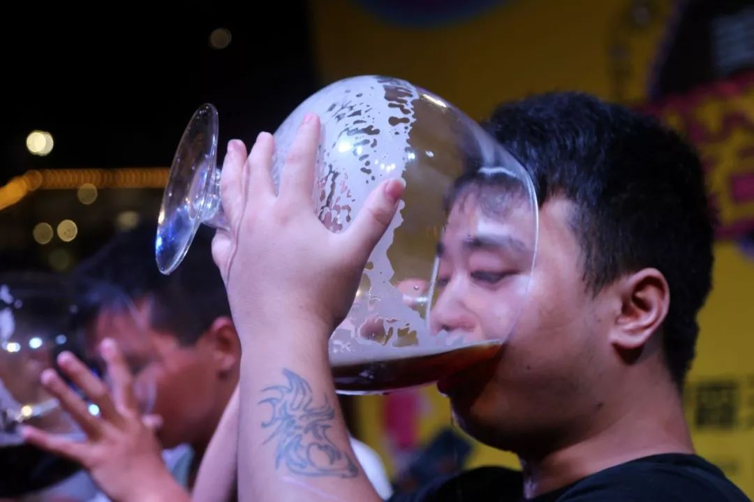 好嗨!涪陵这个地方可以喝啤酒吃美食,还有露天音乐派对