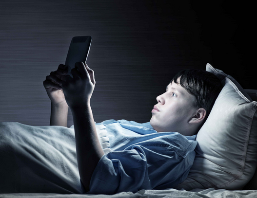 研究显示,每天玩儿手机时间超过5小时,肥胖就会找上自己!