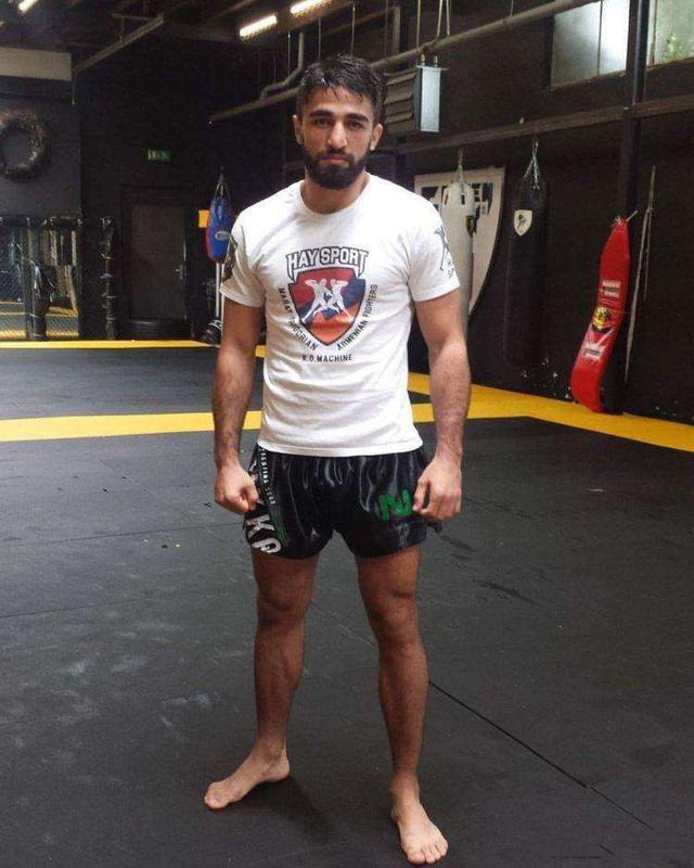 这位曾经在业余时代输给过西蒙-马库斯的狠人,如今在职业擂台所向披靡