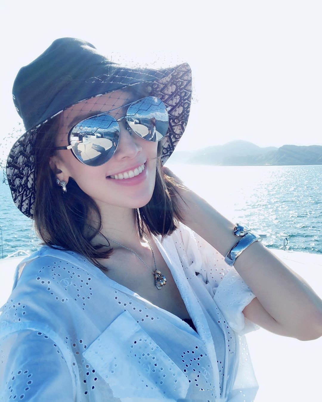 林志颖妻子和闺蜜团出游,衬衣配短裤身材出众,哪像35岁仨娃妈!_陈若仪