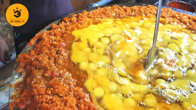 印度鸡蛋很便宜男子用400个鸡蛋做炒饭光打蛋就花半小时