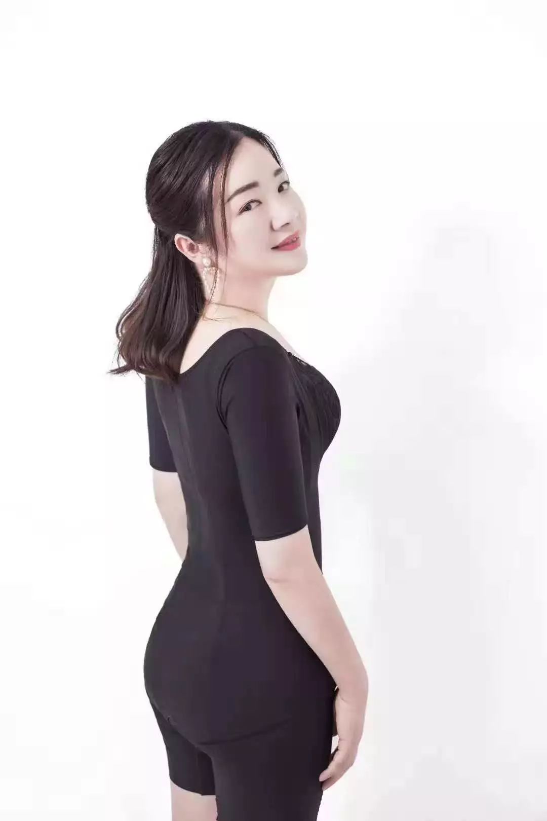 而是把普通的女人打造成模特傲雪棋的店主们为傲雪棋内衣代言咨询热线