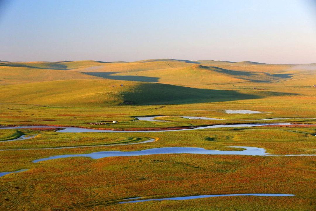 呼伦贝尔大草原的秋比夏更有一番韵味正在变黄的草地颜色深浅不一红