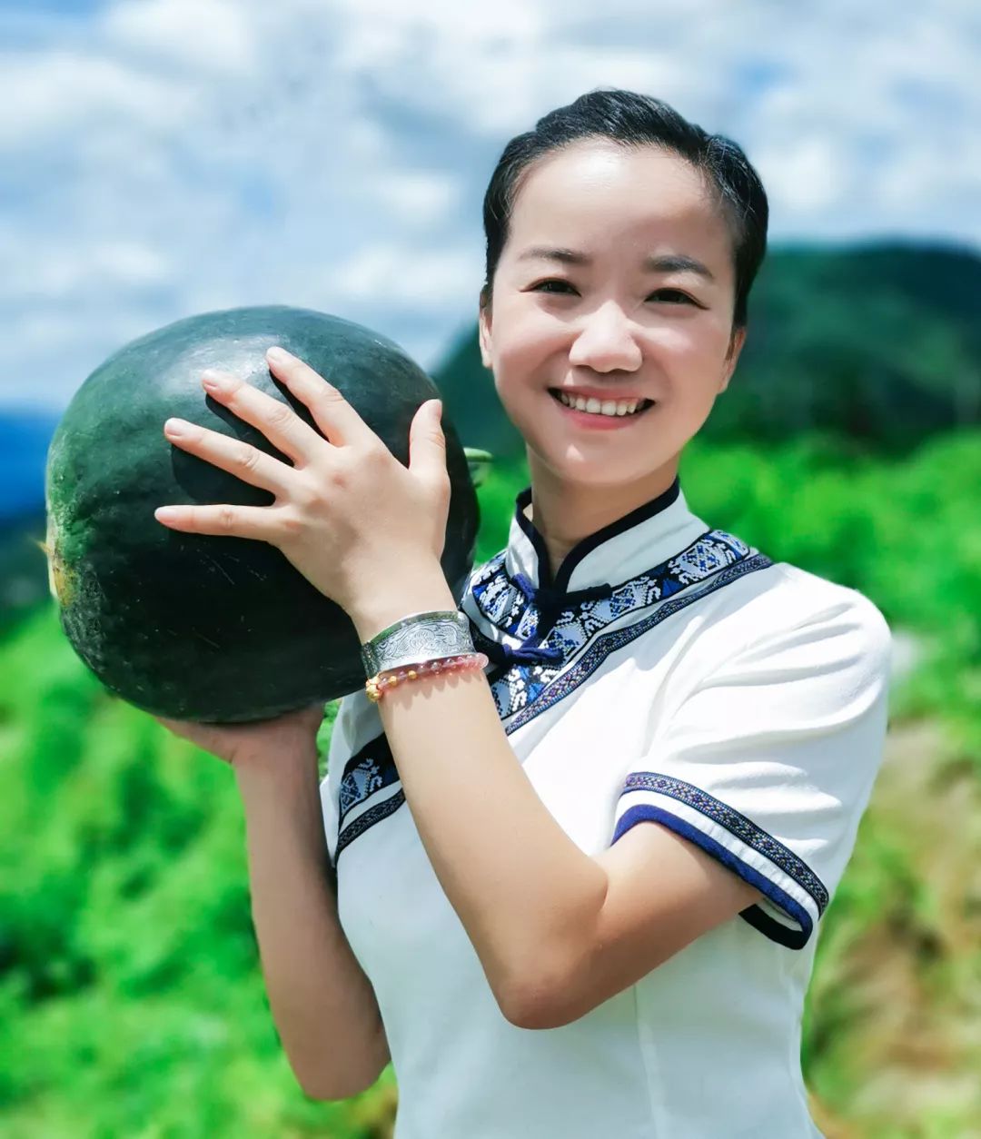 一个西瓜卖到1800元今天景宁这里聚集了好多吃瓜群众