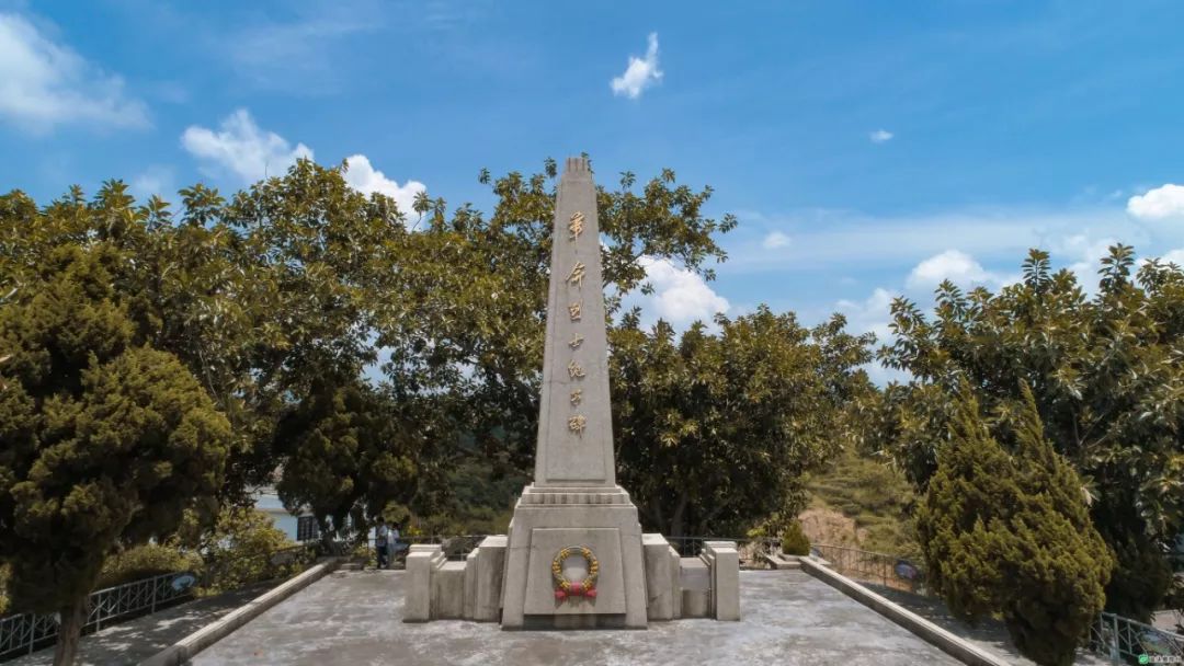 大南山革命旧址红场图片