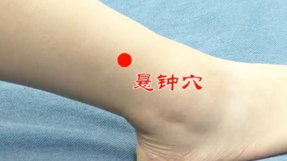 真人演示太溪穴悬钟穴寻穴刺激方法 老年人坚持做能预防老年痴呆