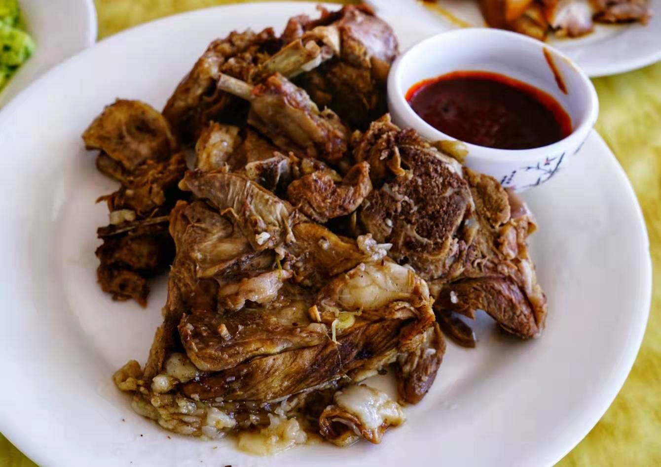 品尝坝上草原的特色美食