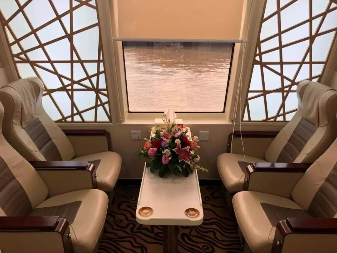 6节,拥有260个客位客舱更加宽敞,大气优化了船舱布局内装风格活泼灵动