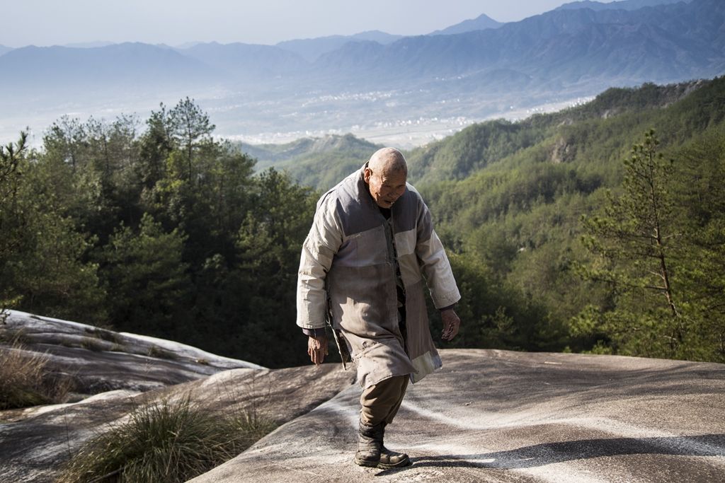 一名83岁的老僧人:衣服缝补了数十年,从来没换过_释觉