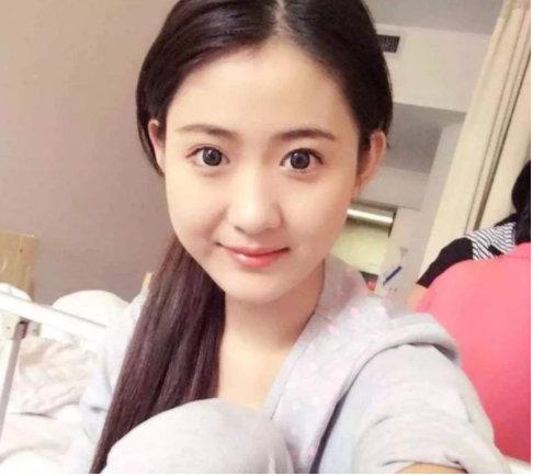 于湖南长沙,19岁时在电视剧《丑女无敌》中,饰演费得南的女友董迎迎