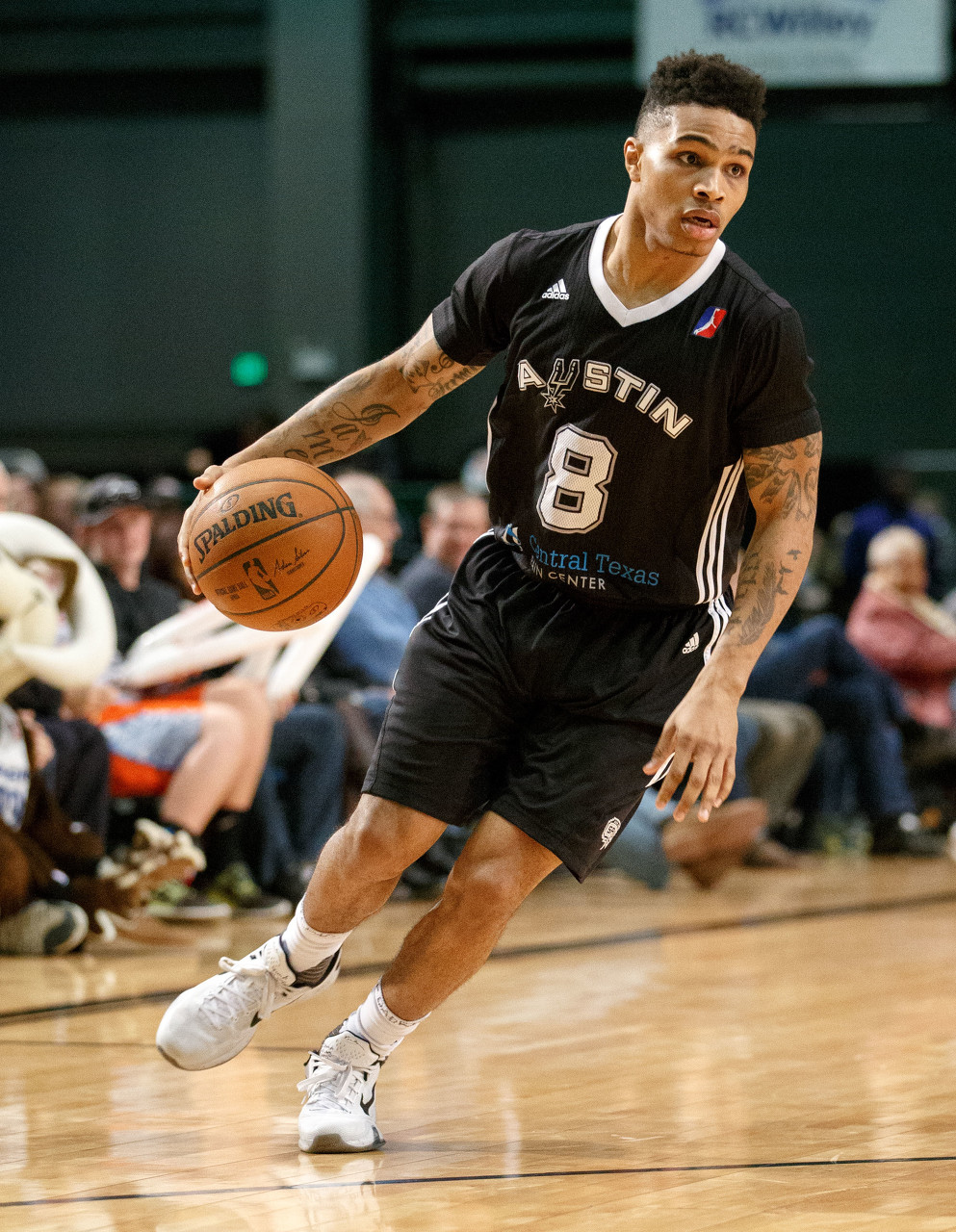 26岁马刺旧将加盟cba,球迷:郭艾伦又多一劲敌_赛克斯