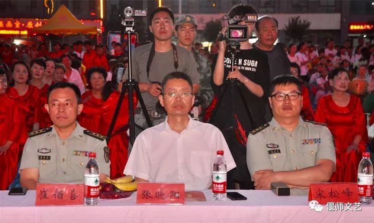 偃师市庆八一61军民联欢晚会在市体育场隆重举行