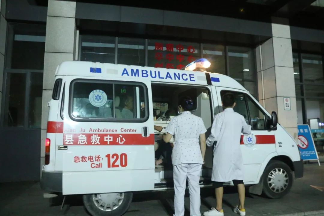 (停在门口的120急救车,随时准备出发)小管从急诊中心出来已是凌晨1:30