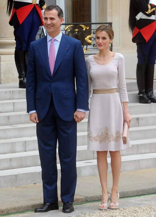 西班牙王后莱蒂齐亚，一袭连衣裙简约优雅，两女儿休闲装大秀长腿_王室