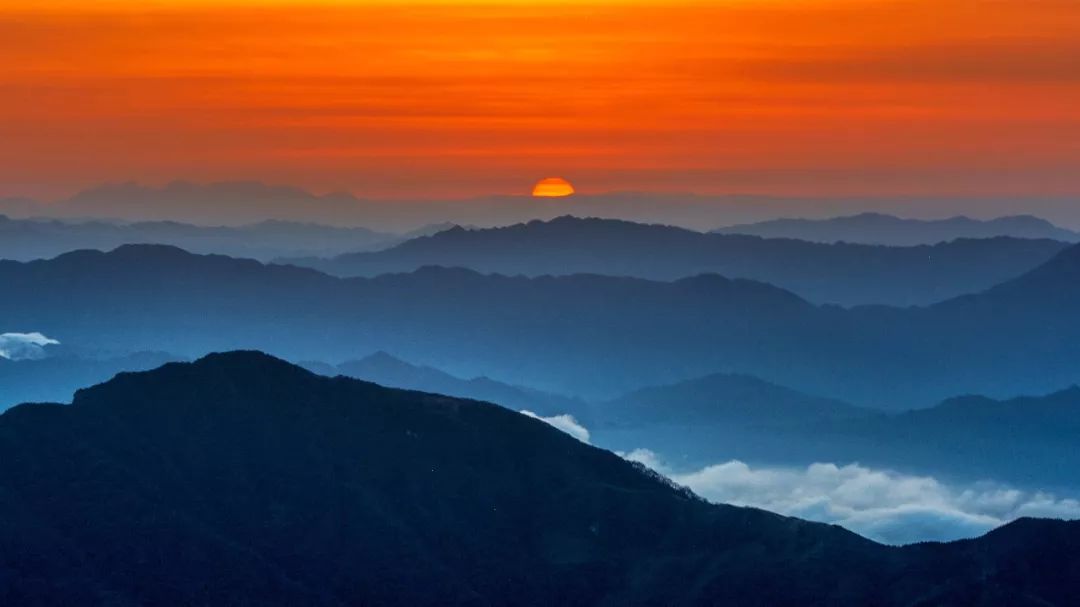 這段時間的貓兒山氣溫宜人日出日落夜空繁星更是美到令人心醉