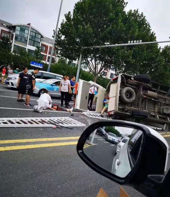 突發青島同安路發生車禍多人受傷其中一女孩傷勢嚴重有市民爬上車窗