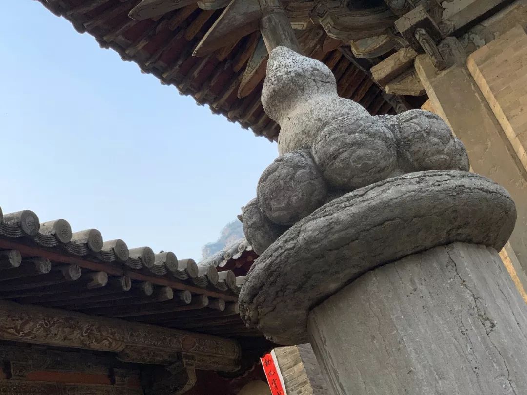 大雄宝殿北宋绍圣五年(1098年)建,广深各三间,平面近方形,单檐九脊顶