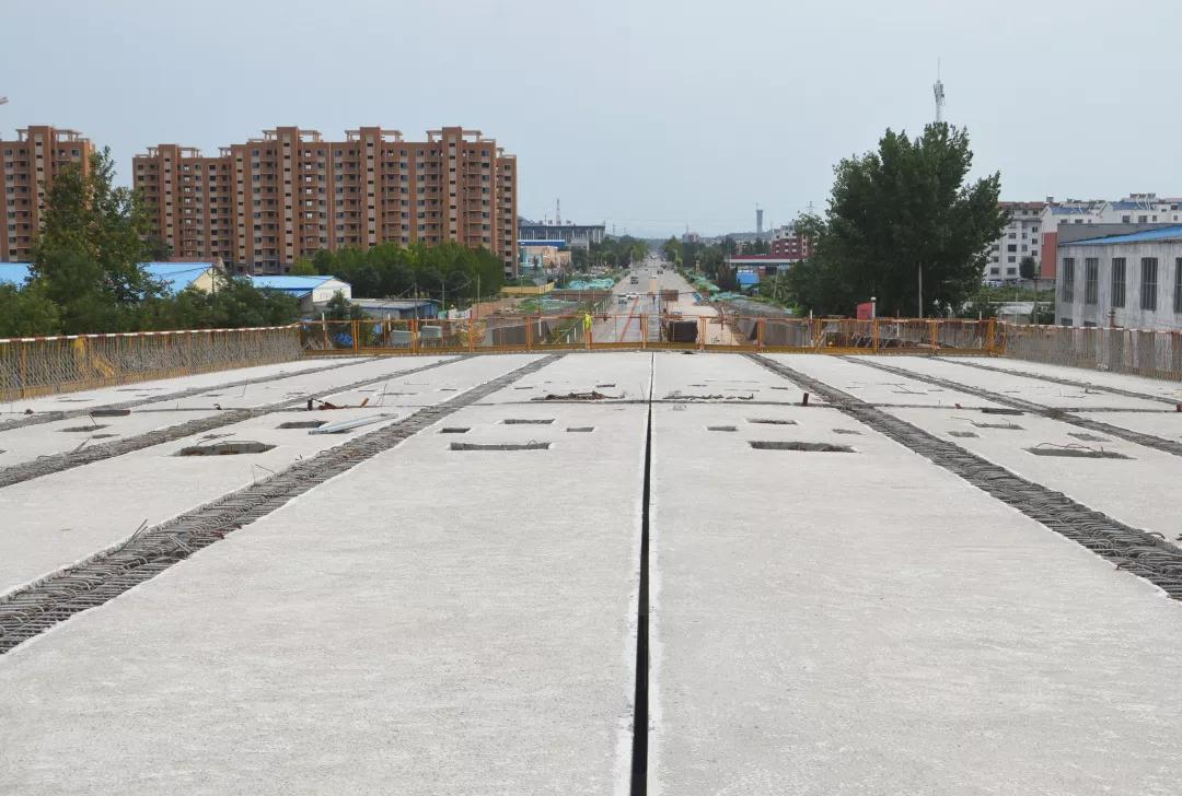 第一联箱梁完成吊装施工 淄博高新区宝山路跨济青高速引桥及辅路工程