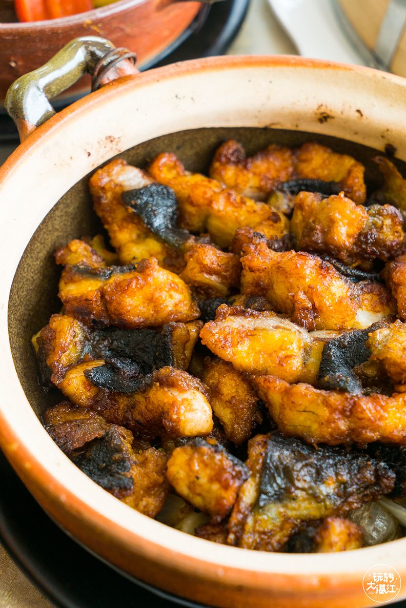 ①驰名煎啫白鳝这一个个砂锅,是粤菜里面的一大特色.