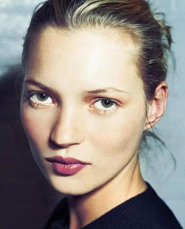 这个超模没有任何的社交媒体账号,却二十几年都是顶尖的超模_moss