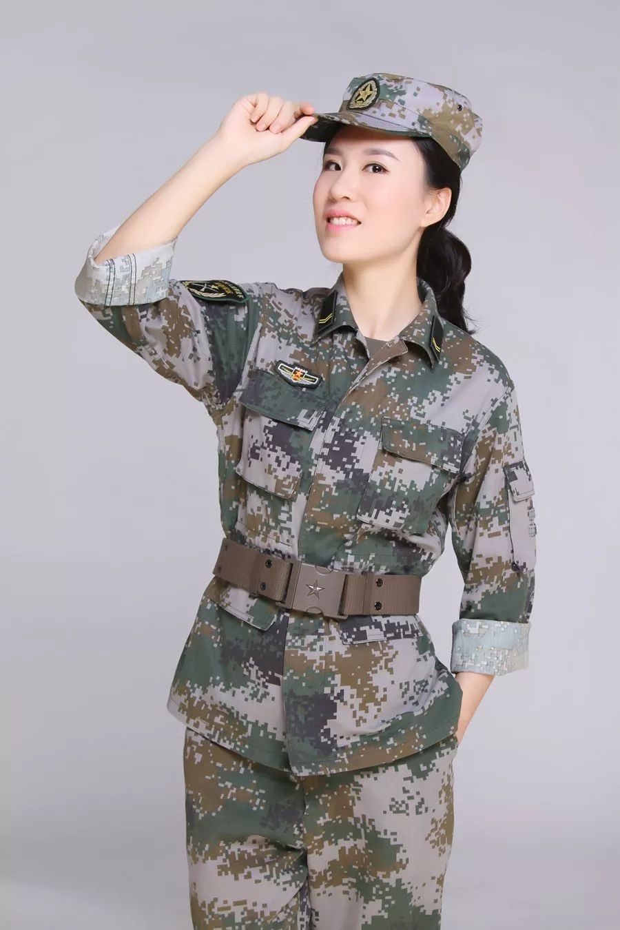 斗志昂扬铸军魂呕心沥血写新篇一一西罡学校开展八一慰问活动