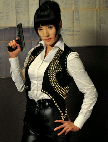 最美鹰女郎荣升人气店长肌肉大臂膀鸡腿杠铃把功夫女星王智萌翻