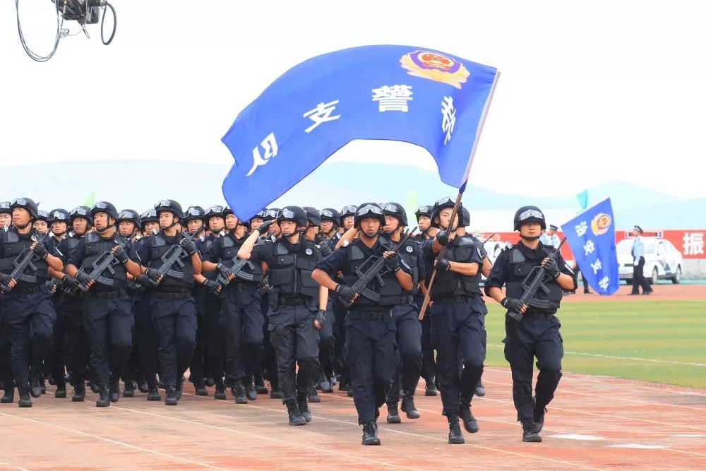 誓师大会现场,由交警,特警,刑警,治安,边防,公交,消防等各警种部门