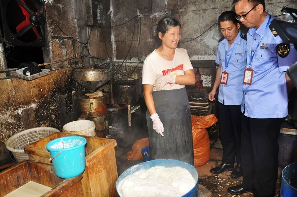 依法查处2家无证无照食品生产加工小作坊