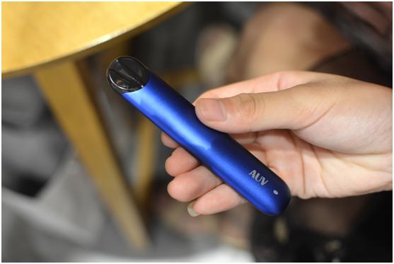 男子因烟头未灭险酿悲剧这年头电子烟才是高级玩家的解压利器