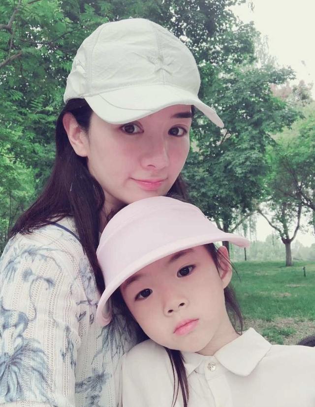 不过舟舟印象里,好像黄毅清曾经看望女儿,然后突然告诉黄奕,自己带