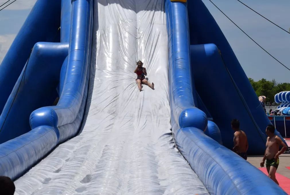 冲浪滑梯欢乐无穷大小支架水池让人放肆"湿身"地尽情嗨忘乎所以地相互