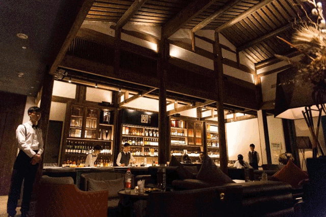 三坊七巷的酒吧有很多家,想喝酒,到七拐八绕的巷子里走一