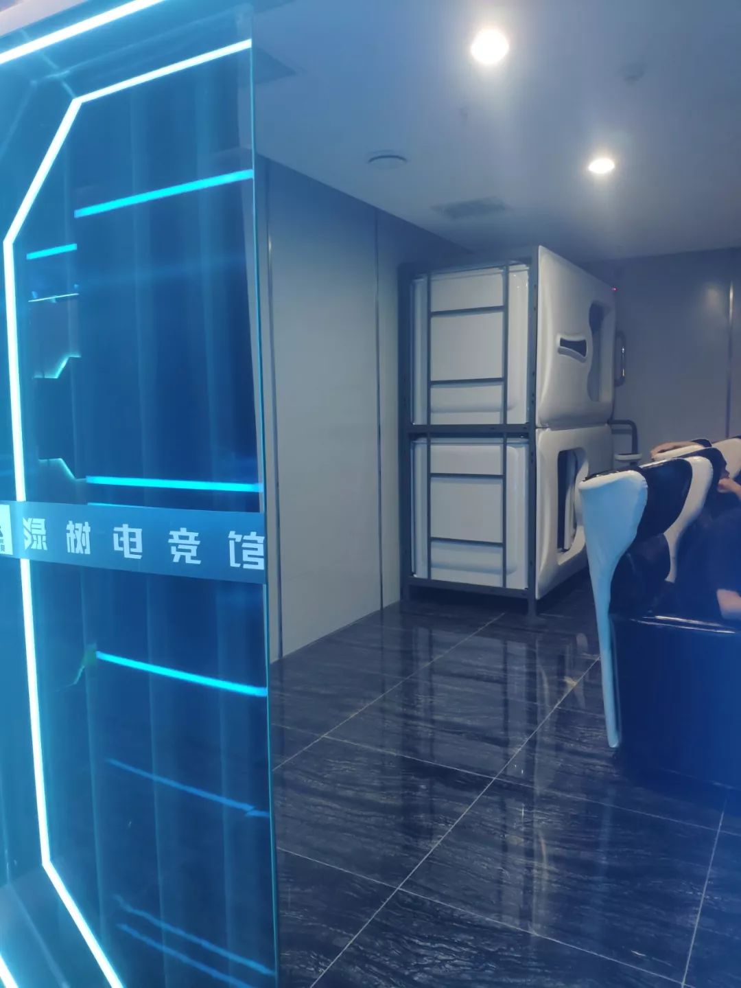 包间穿过流星飞电般的大厅舒服贴身,坐久了也不累罗技鼠标,专业电竞