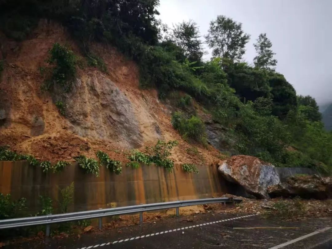 下雨山体滑坡图片图片